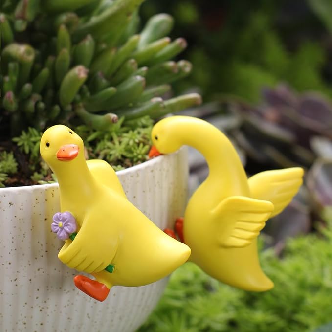 Set of 2 Cute Climbing Duck Statues Flower Pot Hugger, Resin Hanging Animals Figurine Outdoor Planter Pot Decorations for Home Garden Patio Lawn Yard Ornaments