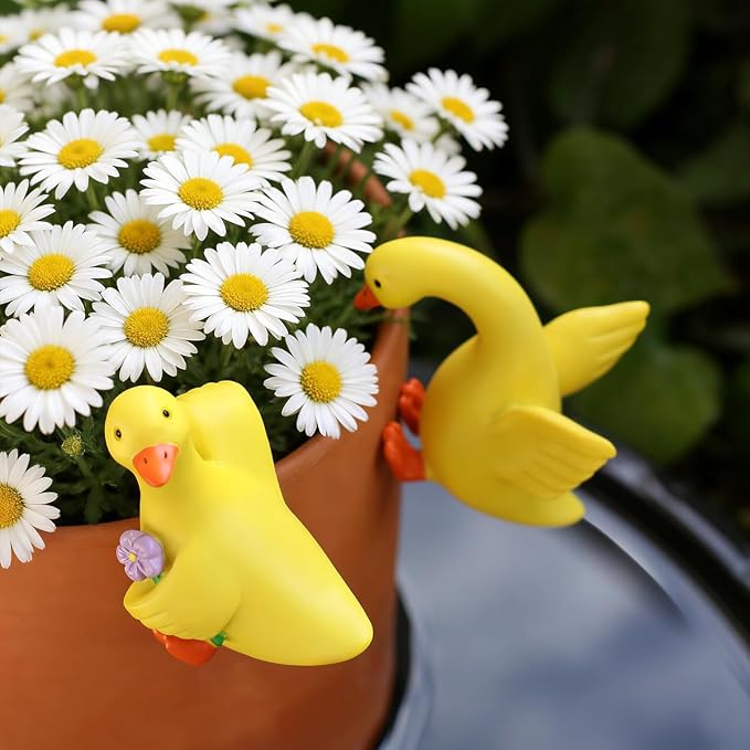 Set of 2 Cute Climbing Duck Statues Flower Pot Hugger, Resin Hanging Animals Figurine Outdoor Planter Pot Decorations for Home Garden Patio Lawn Yard Ornaments