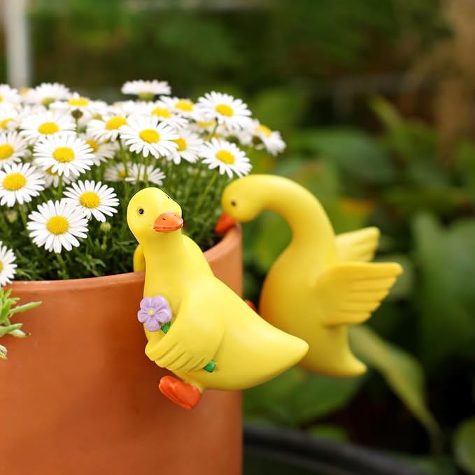 Set of 2 Cute Climbing Duck Statues Flower Pot Hugger, Resin Hanging Animals Figurine Outdoor Planter Pot Decorations for Home Garden Patio Lawn Yard Ornaments