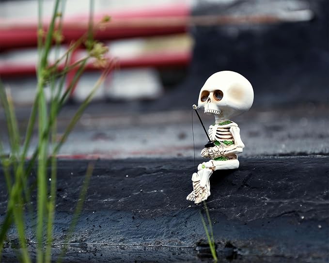 DS. DISTINCTIVE STYLE Style Fishing Skeleton Statue 4.5 Inch Mini Skull Figurines Halloween Gothic Decor Resin Cute Skull Fisher Sculpture for Outdoor Garden Pond Fountain Poolside