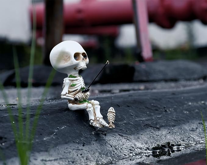 DS. DISTINCTIVE STYLE Style Fishing Skeleton Statue 4.5 Inch Mini Skull Figurines Halloween Gothic Decor Resin Cute Skull Fisher Sculpture for Outdoor Garden Pond Fountain Poolside
